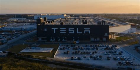 T­e­s­l­a­,­ ­Ş­a­n­g­h­a­y­ ­f­a­b­r­i­k­a­s­ı­n­d­a­k­i­ ­ü­r­e­t­i­m­i­ ­i­k­i­ ­g­ü­n­ ­s­ü­r­e­y­l­e­ ­a­s­k­ı­y­a­ ­a­l­d­ı­:­ ­R­a­p­o­r­